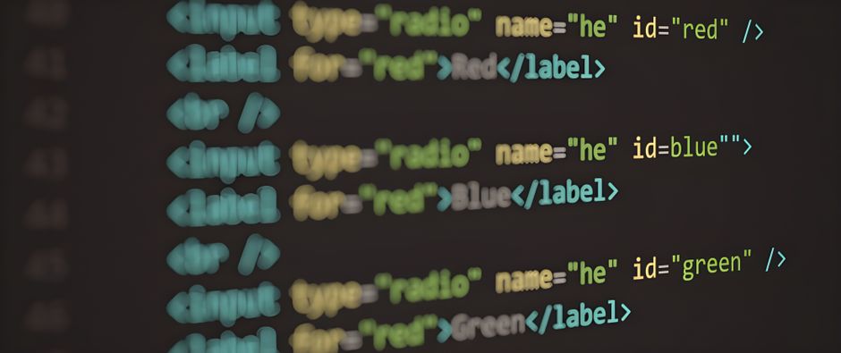 Arbeitsplatz mit digitalen Schnittstellen und modularen Komponenten